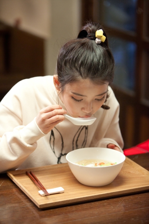 아이유 연예인  / 아이유, 알고 보니 칼국수 마니아…시식만 5봉지
