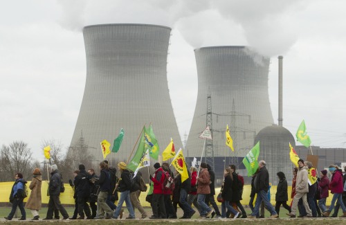 <YONHAP PHOTO-0120> Demonstrators pass the nuclear power plant Gundremmingen , southern Germany Sunday March 11, 2012, marking the first anniversary of the Fukushima nuclear meltdown catastrophe in Japan. (AP Photo/dapd/ Timm Schamberger)/2012-03-12 04:31:13/ <저작권자 ⓒ 1980-2012 ㈜연합뉴스. 무단 전재 재배포 금지.>
Demonstrators pass the nuclear power plant Gundremmingen, southern Germany on Sunday, marking the first anniversary of the Fukushima nuclear meltdown catastrophe in Japan.  AP-Yonhap News