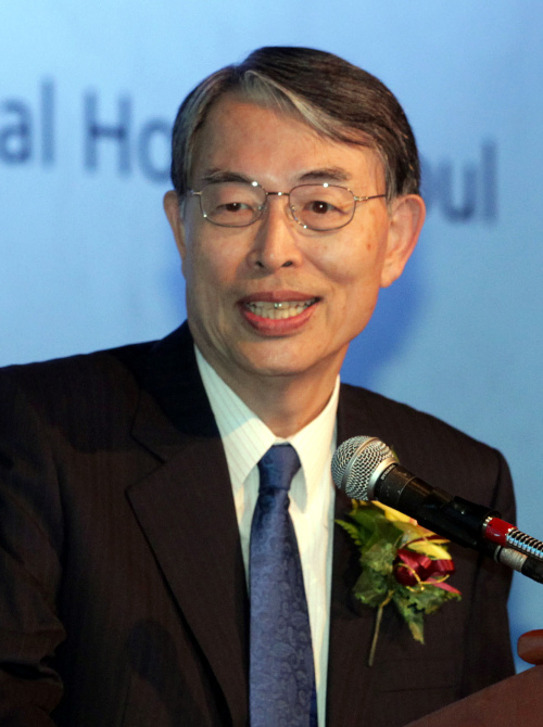 <YONHAP PHOTO-0355> 재선 성공한 송상현 국제형사재판소장 (브뤼셀=연합뉴스) 최병국 특파원 = 반(反)인류 범죄 및 전범을 단죄하는 세계 유일의 상설 형사법원인 국제형사재판소(ICC) 소장에 11일 재선된 송상현 재판관은 연합뉴스와 인터뷰를 갖고 임기 3년의 ICC 소장에 재선된 것이 개인적으로 영광이지만 책임감에 어깨가 무겁다고 말했다. 송 소장은 ICC 등 국제 사법기구에 더 많은 한국인이 진출해야 한다면서 "용기를 내되 사전에 철저하게 준비하고 겸허한 마음으로 임해야 한다"고 충고했다. 2012.3.12 << 연합뉴스DB >> choibg@yna.co.kr/2012-03-12 09:56:27/ <저작권자 ⓒ 1980-2012 ㈜연합뉴스. 무단 전재 재배포 금지.>
Song Sang-hyun