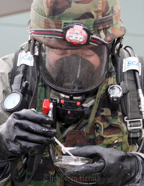 A solider practices testing for biological agents during a recent exercise in Chuncheon, Gangwon Province.  Yonhap News