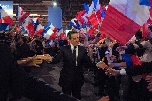 <YONHAP PHOTO-0107> France's President and candidate for the upcoming re-election, Nicolas Sarkozy is cheered by supporters as he arrives for a meeting in Villepinte, north of Paris, France, as part of his electoral campaign, Sunday, March 11, 2012. (AP Photo/Philippe Wojazer, Pool)/2012-03-12 04:27:23/ <저작권자 ⓒ 1980-2012 ㈜연합뉴스. 무단 전재 재배포 금지.>
France’s President and candidate for re-election, Nicolas Sarkozy is cheered by supporters as he arrives for a meeting in Villepinte, north of Paris, France, as part of his electoral campaign, Sunday.   AP-Yonhap News