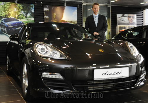 마이클 베터 포르쉐 코리아 사장. 박해묵 기자/mook@heraldm.com
Porsche President and Joint Representative Michael Vetter poses with one of their hottest sellers, the Panamera diesel  The Korea Herald
Porsche President and Joint Representative Michael Vetter poses with one of their hottest sellers, the Panamera diesel  The Korea Herald