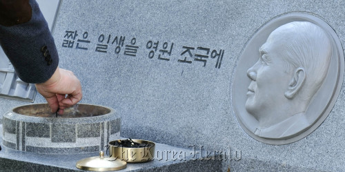 고 박태준 포스코회장 묘역<br />김명섭 기자 msiron@
A man pays his condolences to the late Park Tae-joon by lighting incense at his grave in Seoul National Cemetery recently.  Kim Myung-sub/The Korea Herald