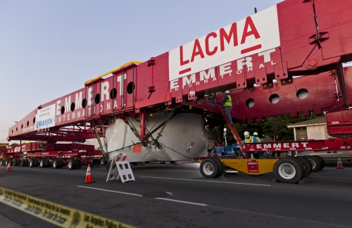 <YONHAP PHOTO-0566> A 200-foot-long transporter almost three freeway lanes wide carries a 340-ton granite boulder, standing 21 feet, 10 inches high and measuring 32 feet across to its new home at the Los Angeles County Museum of Art where it will become the centerpiece of artist Michael Heizer's "Levitated Mass" in Los Angeles on Friday, March. 9, 2012. (AP Photo/Damian Dovarganes)/2012-03-10 13:12:50/ <저작권자 ⓒ 1980-2012 ㈜연합뉴스. 무단 전재 재배포 금지.>
A 200-foot-long transporter almost three freeway lanes wide carries a 340-ton granite boulder, standing 21 feet, 10 inches high and measuring 32 feet across to its new home at the Los Angeles County Museum of Art where it will become the centerpiece of artist Michael Heizer’s “Levitated Mass” in Los Angeles on Friday.  AP-Yonhap News