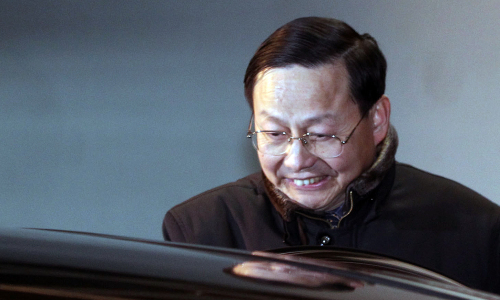 <YONHAP PHOTO-1171> 지하주차장으로 나가는 주한 중국대사 (서울=연합뉴스) 도광환 기자 = 장신썬 주한 중국대사가 12일 오후 김재신 차관보와 면담을 마친뒤 취재진을 피해 외교통상부 지하주차장으로 나서 승용차에 오르고 있다. 2012.3.12 dohh@yna.co.kr/2012-03-12 16:40:02/ <저작권자 ⓒ 1980-2012 ㈜연합뉴스. 무단 전재 재배포 금지.>
Zhang Xinsen, Chinese ambassador to South Korea, is about to get in a car to leave the Korean Foreign Ministry after having a meeting with Kim Jae-shin, South Korea’s deputy minister for political affairs, over the issue of Ieodo, in Seoul on Monday.  Yonhap News
Zhang Xinsen, Chinese ambassador to South Korea, is about to get in a car to leave the Korean Foreign Ministry after having a meeting with Kim Jae-shin, South Korea’s deputy minister for political affairs, over the issue of Ieodo, in Seoul on Monday.  Yonhap News