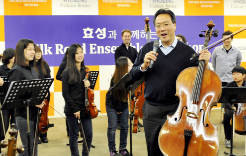 효성의 초청으로 방한한 세계적인 첼리스트 요요마(가운데)가 12일 서울 예술의 전당에서 다문화가정 청소년들로 구성된 ‘세종꿈나무 하모니 오케스트라’ 단원들에게 직접 연주지도를 하고 있다.