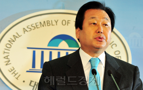 새누리당의 공천에서 사실상 탈락한 김무성 의원이 12일 국회에서 기자회견을 열고  당의 뜻에 따라 백의종군하고 탈당해 우파분열의 핵이 되지는 않겠다고 말하고 있다. 박현구 기자phko@heraldm.com 2012.03.12\r\n새누리당의 공천에서 사실상 탈락한 김무성 의원이 12일 국회에서 기자회견을 열고  당의 뜻에 따라 백의종군하고 탈당해 우파분열의 핵이 되지는 않겠다고 말하고 있다. 박현구 기자phko@heraldm.com 2012.03.12