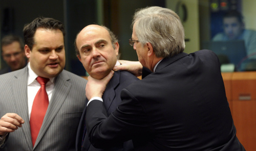 <YONHAP PHOTO-0446> RETRANSMISSION TO ADD CONTEXT INFORMATION - Luxembourg's Prime Minister Jean-Claude Juncker, right, puts his hands on the neck of Spain's Economy Minister Luis de Guindos, center, as Dutch Finance Minister Jan Kees De Jager, left, looks on during a meeting of eurozone finance ministers at the EU Council building in Brussels on Monday, March 12, 2012. As ministers chatted with each other at the meeting, the eurogroup's chief, Jean-Claude Juncker, came up behind Spanish finance minister, Luis De Guindos, and jokingly grabbed him by the neck with both hands, but the gesture soon appeared to change into a laughing friendly greeting and then deep discussion. The 17 euro countries are trying to focus on issues beyond the Greek crisis and deal with longer-term issues in their currency union, like discussing Spain's high deficits and potentially dangerous imbalances in some countries. (AP Photo/Virginia Mayo)/2012-03-13 06:44:02/ <저작권자 ⓒ 1980-2012 ㈜연합뉴스. 무단 전재 재배포 금지.>\r\n<YONHAP PHOTO-0446> RETRANSMISSION TO ADD CONTEXT INFORMATION - Luxembourg's Prime Minister Jean-Claude Juncker, right, puts his hands on the neck of Spain's Economy Minister Luis de Guindos, center, as Dutch Finance Minister Jan Kees De Jager, left, looks on during a meeting of eurozone finance ministers at the EU Council building in Brussels on Monday, March 12, 2012. As ministers chatted with each other at the meeting, the eurogroup's chief, Jean-Claude Juncker, came up behind Spanish finance minister, Luis De Guindos, and jokingly grabbed him by the neck with both hands, but the gesture soon appeared to change into a laughing friendly greeting and then deep discussion. The 17 euro countries are trying to focus on issues beyond the Greek crisis and deal with longer-term issues in their currency union, like discussing Spain's high deficits and potentially dangerous imbalances in some countries. (AP Photo/Virginia Mayo)/2012-03-13 06:44:02/ <저작권자 ⓒ 1980-2012 ㈜연합뉴스. 무단 전재 재배포 금지.>