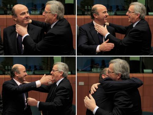 <YONHAP PHOTO-0153> Combination picture shows Spain's Economy Minister Luis de Guindos (L) being greeted by Luxembourg's Prime Minister and Eurogroup chairman Jean-Claude Juncker at a Eurogroup meeting in Brussels March 12, 2012. Euro zone finance ministers will sign off on a second bailout for Greece on Monday and shift their focus to Spain, whose government looks set to violate newly agreed EU budget rules by missing its deficit target again this year. REUTERS/Yves Herman (BELGIUM - Tags: POLITICS BUSINESS TPX IMAGES OF THE DAY)/2012-03-13 01:56:59/ <저작권자 ⓒ 1980-2012 ㈜연합뉴스. 무단 전재 재배포 금지.>\r\n<YONHAP PHOTO-0153> Combination picture shows Spain's Economy Minister Luis de Guindos (L) being greeted by Luxembourg's Prime Minister and Eurogroup chairman Jean-Claude Juncker at a Eurogroup meeting in Brussels March 12, 2012. Euro zone finance ministers will sign off on a second bailout for Greece on Monday and shift their focus to Spain, whose government looks set to violate newly agreed EU budget rules by missing its deficit target again this year. REUTERS/Yves Herman (BELGIUM - Tags: POLITICS BUSINESS TPX IMAGES OF THE DAY)/2012-03-13 01:56:59/ <저작권자 ⓒ 1980-2012 ㈜연합뉴스. 무단 전재 재배포 금지.>