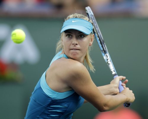 <YONHAP PHOTO-0546> Maria Sharapova of Russia returns a shot to Simona Halep, of Romania, during a match at the BNP Paribas Open tennis tournament Monday, March 12, 2012, in Indian Wells, Calif. (AP Photo/Darron Cummings)/2012-03-13 09:41:09/ <저작권자 ⓒ 1980-2012 ㈜연합뉴스. 무단 전재 재배포 금지.>
Maria Sharapova returns a shot against Simona Halep at the BNP Paribas Open on Monday.  AP-Yonhap News