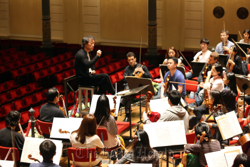This file photo shows maestro Chung Myung-whun leading the Seoul Philharmonic Orchestra in a rehearsal at the Concertgebouw in Amsterdam during the orchestra’s tour of Europe last year.  SPO