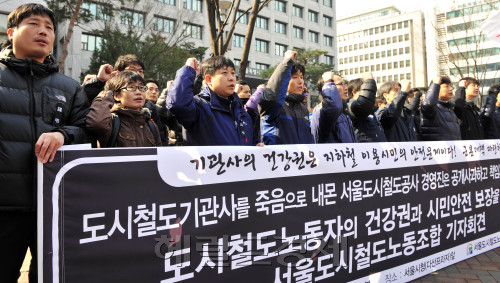 서울도시철도노조는 13일 오전 서울시청 서소문별관앞에서 기관사 건광권에 관해 기자회견을 하고 있다.<br />김명섭 기자 msiron@\r\n서울도시철도노조는 13일 오전 서울시청 서소문별관앞에서 기관사 건광권에 관해 기자회견을 하고 있다.\n김명섭 기자 msiron@\r\n서울도시철도 노조원들이 13일 서울시청 서소문별관 앞에서 1인 승무 폐지 등 요구사항을 외치고 있다. 노조는 지난 12일 5호선 왕십리역에서 발생한 고(故) 이재민 기관사 투신 자살과 관련, 경영진의 사죄도 요구했다.  김명섭 기자/msiron@