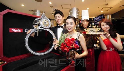 휘슬러코리아와 롯데백화점이 세계 최초로 부띠끄형 프리미엄 쿡카레 '프라울'을 13일 오전 서울 롯데백화점 잠실점에서 오픈했다. 이 날 '프라움'에는 보석으로 변신한 냄비가 징식된 반지, 3천 개의 보석들이 빛을 발하는 냄비, 냄비로 만든 상들리에등 각 종 전시물들을 전시해 감각적인 라이프스타일을 제시하고 있다. 박해묵 기자/mook@heraldm.com\r\n휘슬러코리아와 롯데백화점이 세계 최초로 부띠끄형 프리미엄 쿡카레 '프라울'을 13일 오전 서울 롯데백화점 잠실점에서 오픈했다. 이 날 '프라움'에는 보석으로 변신한 냄비가 징식된 반지, 3천 개의 보석들이 빛을 발하는 냄비, 냄비로 만든 상들리에등 각 종 전시물들을 전시해 감각적인 라이프스타일을 제시하고 있다. 박해묵 기자/mook@heraldm.com