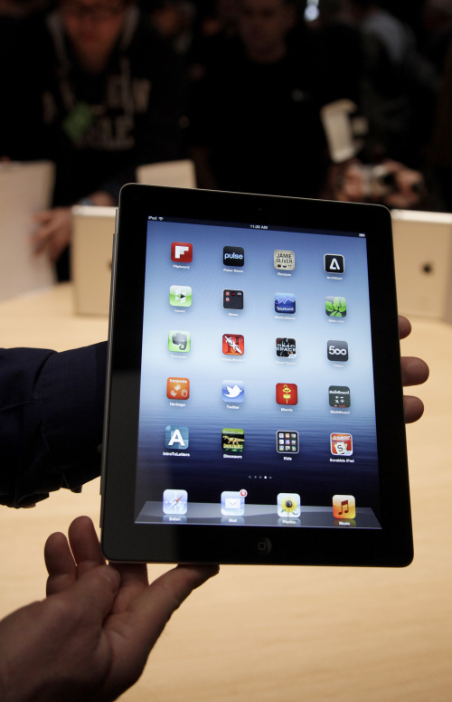 <YONHAP PHOTO-0572> An Associated Press reporter holds up the new iPad during an event in San Francisco, Wednesday, March 7, 2012. The new iPad features a sharper screen and a faster processor. Apple says the new display will be even sharper than the high-definition television set in the living room. (AP Photo/Jeff?Chiu)/2012-03-08 06:26:21/ <저작권자 ⓒ 1980-2012 ㈜연합뉴스. 무단 전재 재배포 금지.>
A new Apple iPad.  AP-Yonhap News