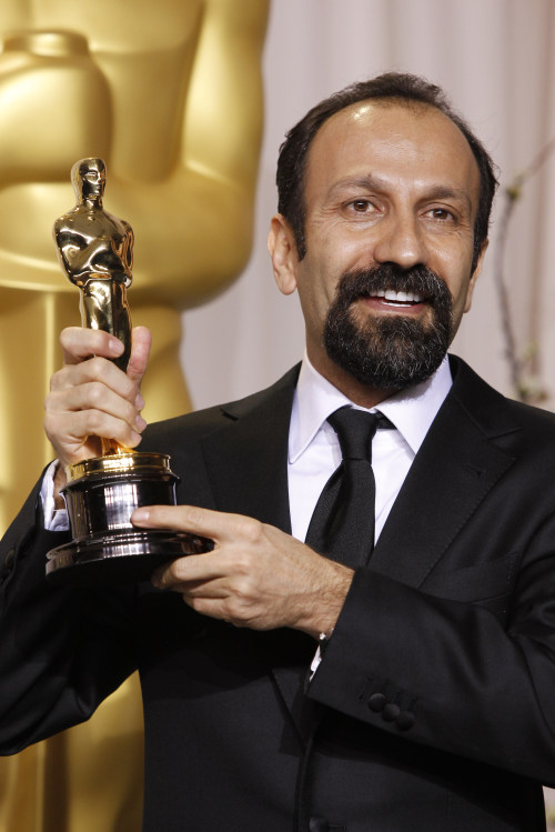 <YONHAP PHOTO-1605> FILE - In this Sunday, Feb. 26, 2012 file photo, Asghar Farhadi, of Iran, poses with the Oscar for best foreign language film for "A Separation" during the 84th Academy Awards in the Hollywood section of Los Angeles. Iranian authorities canceled a ceremony Monday in honor of the country's Oscar-winning director even though the government had hailed his win as a triumph over a competitor from Israel. The event for Asghar Farhadi, whose movie, "A Separation," won the Oscar for best foreign film last month, was abruptly scrapped after authorities denied permission, according to the semiofficial Ilna news agency.(AP Photo/Joel Ryan, File)/2012-03-12 22:02:58/ <저작권자 ⓒ 1980-2012 ㈜연합뉴스. 무단 전재 재배포 금지.>
In this Feb. 26 file photo, Asghar Farhadi poses with the Oscar for best foreign language film for “A Separation” during the 84th Academy Awards in Hollywood.  AP-Yonhap News