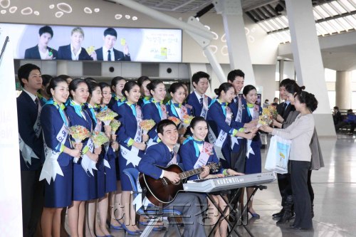 에어부산은 화이트데이를 앞두고 13일 김포공항 국내선 출발장 앞에서 신입 캐빈승무원 20여 명이 공항을 찾은 여행객들을 위해 사랑의 노래를 피아노와 기타, 우쿠렐레로 연주하며  사탕을 선물하는행사를 가졌다. <br />김명섭 기자 msiron@\r\n에어부산은 화이트데이를 앞두고 13일 김포공항 국내선 출발장 앞에서 신입 캐빈승무원 20여 명이 공항을 찾은 여행객들을 위해 사랑의 노래를 피아노와 기타, 우쿠렐레로 연주하며  사탕을 선물하는행사를 가졌다. \n김명섭 기자 msiron@