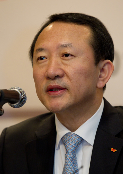Kwon Oh Chul, chief executive officer of Hynix Semiconductor Inc., speaks during a news conference in Seoul, South Korea, on Tuesday, March 13, 2012. Hynix, the world's No. 2 computer memory-chip maker, expects chip prices to rebound in the second half of this year, helped in part by lower supplies after Elpida Memory Inc.'s bankruptcy filing. Photographer: SeongJoon Cho/Bloomberg *** Local Caption *** Kwon Oh Chul
Kwon Oh-chul. Bloomberg