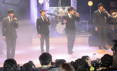 Pop group 2AM sings its title song “I Wonder If You Hurt Like Me” at a press conference held in Seoul on Tuesday. (Park Hae-mook/The Korea Herald)