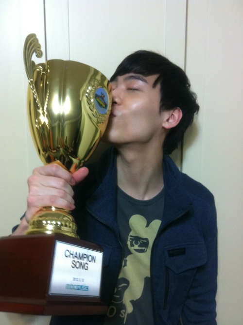 존박 연예인 / 존박1위트로피 / 존박, 데뷔 20일만에 가요프로 1위 “발레공약 지킬 것”