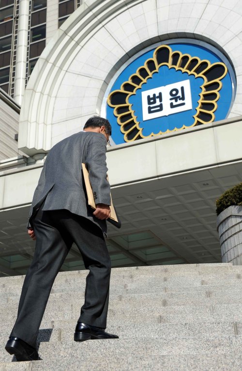 법원으로 들어가는 변호사 뒷모습. 이상섭기자/babtong@heraldm.com 2011.03.03\r\n한미 자유무역협정(FTA) 발효로 미국의 글로벌 로펌들이 본격 진출함에 따라 무한경쟁에 노출되게 됐다. 국내 대형 로펌들은 국제중재 및 공정거래, 인수합병, 지적재산권 등 전문성 강화를 통해 생존을 모색하고 있다. <헤럴드경제 DB>