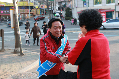 네 번째 리턴매치를 벌이게 된 이성헌 새누리당 의원(왼쪽)과 우상호 민주통합당 후보가 거리유세를 벌이고 있다.