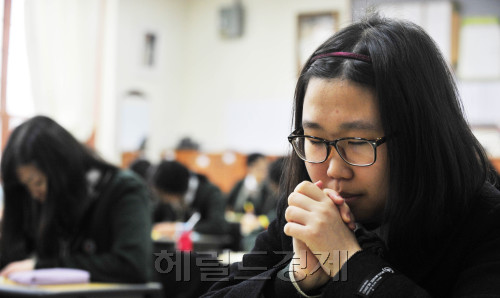 고3학생들 전국연합학력평가가 취뤄진 14일 오전 서울 배화여고에서 시험전 학생들이 기도를 하고 있다.<br />김명섭 기자 msiron@\r\n고3학생들 전국연합학력평가가 취뤄진 14일 오전 서울 배화여고에서 시험전 학생들이 기도를 하고 있다.\n김명섭 기자 msiron@\r\n‘제발 아는 문제만 나오도록 해주세요. 아니면 공부한 데에서만 나오던가.’ 전국 고3 학생들을 대상으로 하는 전국연합학력평가가 치러진 14일 오전 서울 배화여고에서 시험 전 한 학생이 간절한 기도를 하고 있다. 김명섭 기자/msiron@heraldm.com