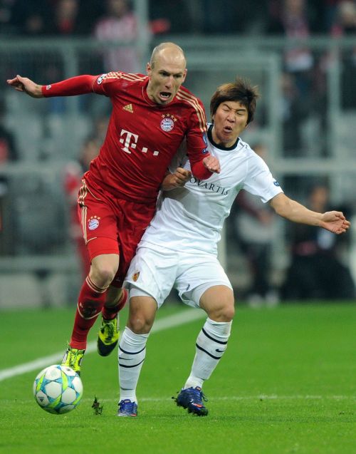 <YONHAP PHOTO-0282> FC Basel's South Korean defender Joo Ho Park (R) and Bayern Munich's Dutch midfielder Arjen Robben vie for the ball during the UEFA Champions League round of 16 second-leg match of FC Bayern Muenchen vs FC Basel on March 13, 2012 in Munich, southern Germany. AFP PHOTO / CHRISTOF STACHE../2012-03-14 08:40:39/ <저작권자 ⓒ 1980-2012 ㈜연합뉴스. 무단 전재 재배포 금지.>
FC Basel’s Park Joo-ho (right) and Bayern’s Arjen Robben vie for position.  AFP-Yonhap News