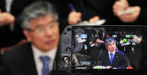김중수 한국은행총재가 14일 한국은행에서 열린 중소기업CEO와의 간담회에서 모두발언을 하고 있다.<br />김명섭 기자 msiron@