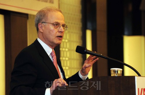 한국국제교류재단이 13일 오전 서울 웨스틴조선에서 제39차 KF 포럼을 개최한 가운데 강연자로 나선 호르헤 도밍게즈 하버드 대학교 국제부총장이 "세계적 연구중심대학의 조건과 대학의 국제화:하버드 대학의 경험"을 주제로 강연하고 있다. 박해묵 기자/mook@heraldm.com\r\n한국국제교류재단이 13일 오전 서울 웨스틴조선에서 제39차 KF 포럼을 개최한 가운데 강연자로 나선 호르헤 도밍게즈 하버드 대학교 국제부총장이 "세계적 연구중심대학의 조건과 대학의 국제화:하버드 대학의 경험"을 주제로 강연하고 있다. 박해묵 기자/mook@heraldm.com\r\n한국국제교류재단이 13일 오전 서울 웨스틴조선에서 제39차 KF 포럼을 개최한 가운데 강연자로 나선 호르헤 도밍게즈 하버드 대학교 국제부총장이 "세계적 연구중심대학의 조건과 대학의 국제화:하버드 대학의 경험"을 주제로 강연하고 있다. 박해묵 기자/mook@heraldm.com