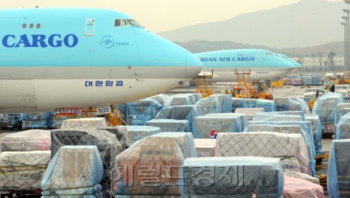 인천공항 화물청사/김명섭 기자 msiron@ 2012.03.13
Cargo bound for export waits to be loaded onto airplanes at Incheon International Airport on Tuesday.   Kim Myung-sub/The Korea Herald