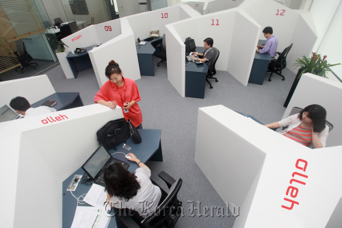 KT employees use the company’s smart working center in Bundang, Gyeonggi Province.   KT