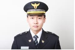 김준호(경위)\r\n 경찰대학 개교 31년 만에 첫 부자(父子) 졸업생이 나왔다.\r\n14일 경찰대학에 따르면 이날 졸업한 경찰대 28기 김준호 경위(24)는 경찰대 1기인 김재석 총경(광주지방경찰청 생활안전과장)의 아들로 경찰대 개교 이래 31년만에 나온 첫 부자 경찰대 동문으로 공인됐다.