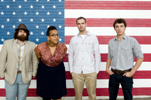 <YONHAP PHOTO-0206> In this undated photo released by ATO Records, members of Alabama Shakes, from left, Zac Cockrell, Brittany Howard, Steve Johnson and Heath Fogg are shown. Alabama Shakes began playing in packed houses for enthusiastic fans after putting out a hastily released EP just six months ago. And this week the Athens, Ala., foursome will have a jam-packed schedule over five days at the South By Southwest Music Conference and Festival. (AP Photo/ATO Records, Don VanCleave)/2012-03-13 05:52:59/ <저작권자 ⓒ 1980-2012 ㈜연합뉴스. 무단 전재 재배포 금지.>
Members of Alabama Shakes (from left) Zac Cockrell, Brittany Howard, Steve Johnson and Heath Fogg.  AP-Yonhap News