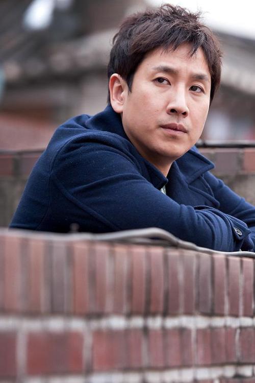 이선균(배우)\r\n배우 이선균이 5년 만에 의학드라마에 출연한다.\r\n3월 14일 이선균의 소속사 측 관계자는 본지와의 통화에서 “이선균이 MBC 월화극 ‘빛과 그림자’ 후속으로 오는 ‘골든 타임’에 출연을 확정지었다”고 밝혔다.
