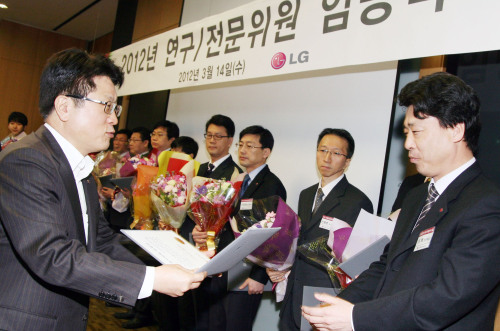 LG전자가 세계 최고의 핵심인재 육성을 위해 역량과 성과가 뛰어난 연구개발 및 전문직군 부장을 특급 대우하는 ‘연구ㆍ전문위원(Research/Functional Fellow)’ 제도를 확대 시행한다. 안승권 사장이 14일 서울 양재동의 서초 R&D캠퍼스에서 여성인재 2명을 포함한 총 34명의 연구ㆍ전문위원에게 임명장을 주고 있다.  [사진제공=LG전자]