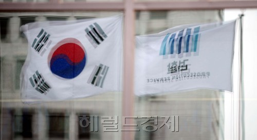 20일 밤  MBC 시사프로그램 'PD 수첩'이 방송한 검찰과 스폰서와의 관계가 전파를 타 파문이 일고 있다. 이로 인해 검찰이 발칵 뒤집힌 가운데 서울 서초동 대검의 분위기는 가라앉아 있다. 박해묵 기자 mook@heraldm.com\r\n국무총리실 민간인 불법사찰 및 증거 인멸 의혹이 증폭되면서 검찰이 재수사에 나설지 관심이 쏠리고 있다. 사진은 서울 서초동 대검청사.