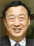 이희범(기업인, 경제기관단체인)\r\n 이 회장은 지난 14일 서울 태평로클럽에서 가진 기자간담회에서 “양대선거가 같이 일어나는 올해에 특히 각종 복지정책이 난무하고 있다”며 “결국 이 모든 게 국민과 기업의 부담인데, 성장을 저해하는 복지는 한정된 목초에 젖소를 무작정 늘려 목초를 말라죽이는 것과 같다”고 비판했다.