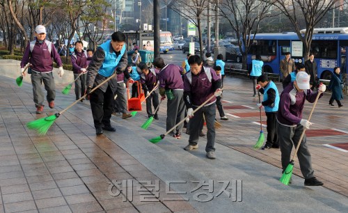 15일 오전 영동대로 코엑스 앞에서  강남구청 공무원, 코엑스 직원등 1,000여명이 참석한 가운데 서울 핵 안보정상회의의 성공적인 개최를 지원하기 위해 서울 핵안보 정상회의 손님맞이 대청소를 가졌다. <br />이상섭 기자. babtong@heraldm.com 2012.03.15\r\n15일 오전 영동대로 코엑스 앞에서  강남구청 공무원, 코엑스 직원등 1,000여명이 참석한 가운데 서울 핵 안보정상회의의 성공적인 개최를 지원하기 위해 서울 핵안보 정상회의 손님맞이 대청소를 가졌다. \n이상섭 기자. babtong@heraldm.com 2012.03.15\r\n15일 오전 영동대로 코엑스 앞에서  강남구청 공무원, 코엑스 직원등 1,000여명이 참석한 가운데 서울 핵 안보정상회의의 성공적인 개최를 지원하기 위해 서울 핵안보 정상회의 손님맞이 대청소를 가졌다. \n이상섭 기자. babtong@heraldm.com 2012.03.15