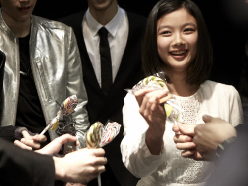 김유정(배우)\r\n3월 15일 공개된 사진 속 김유정은 여러 남자들이 내밀고 있는 막대사탕을 바라보며, 어떤 사탕을 고를지 행복한 고민에 빠진 모습으로 환한 미소를 짓고 있다.