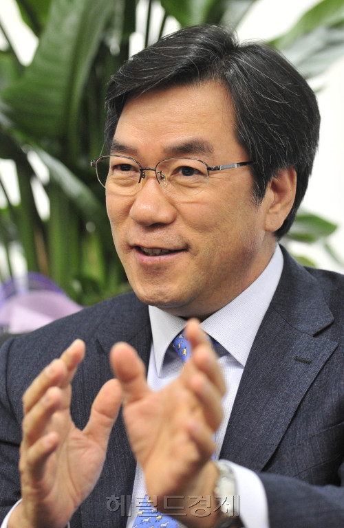 노학영(기업인)\r\n 지난달 23일로 취임 1주년을 맞은 노학영 코스닥협회장(리노스 대표)과 14일 여의도 집무실에서 헤럴드경제와의 인터뷰가 진행되었다.  현재 운영되고 있는 코스닥전용펀드에 대해 “현재 수익률이 20% 가까이 나오고 있는데 기관들의 투자 참여율이 저조한 편”이라며 “지난 1년간 코스피보다 코스닥 투자가 더 효율이 높기 때문에 전용펀드를 많이 이용해줬으면 하는 바람”이라고 설명했다.