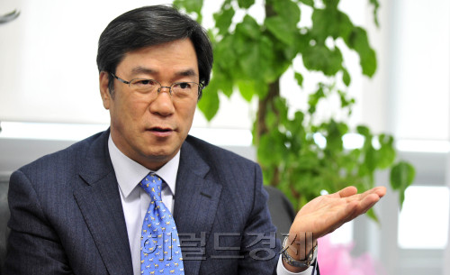 노학영(기업인)\r\n 지난달 23일로 취임 1주년을 맞은 노학영 코스닥협회장(리노스 대표)과 14일 여의도 집무실에서 헤럴드경제와의 인터뷰가 진행되었다.  현재 운영되고 있는 코스닥전용펀드에 대해 “현재 수익률이 20% 가까이 나오고 있는데 기관들의 투자 참여율이 저조한 편”이라며 “지난 1년간 코스피보다 코스닥 투자가 더 효율이 높기 때문에 전용펀드를 많이 이용해줬으면 하는 바람”이라고 설명했다.