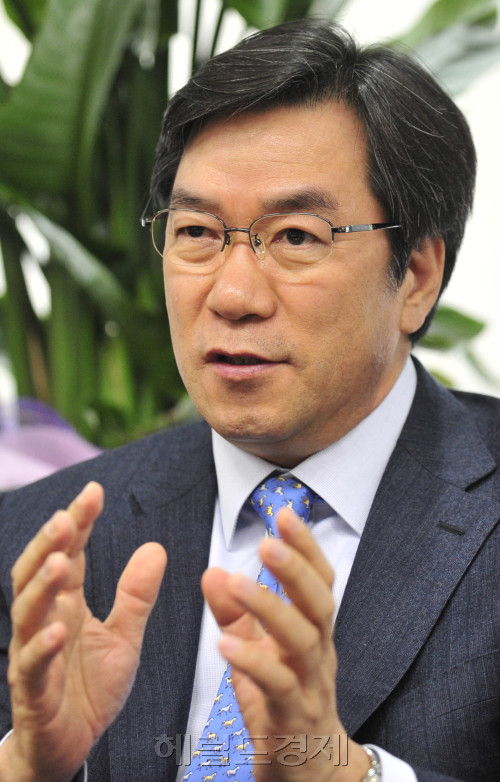 노학영(기업인)\r\n 지난달 23일로 취임 1주년을 맞은 노학영 코스닥협회장(리노스 대표)과 14일 여의도 집무실에서 헤럴드경제와의 인터뷰가 진행되었다.  현재 운영되고 있는 코스닥전용펀드에 대해 “현재 수익률이 20% 가까이 나오고 있는데 기관들의 투자 참여율이 저조한 편”이라며 “지난 1년간 코스피보다 코스닥 투자가 더 효율이 높기 때문에 전용펀드를 많이 이용해줬으면 하는 바람”이라고 설명했다.