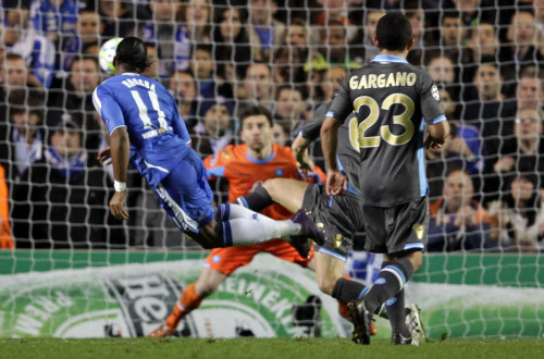 <YONHAP PHOTO-0035> Chelsea's Didier Drogba, left, scores against Napoli during their Champions League last 16 second leg soccer match at Stamford Bridge, London, Wednesday, March 14, 2012. (AP Photo/Kirsty Wigglesworth)/2012-03-15 07:00:29/ <저작권자 ⓒ 1980-2012 ㈜연합뉴스. 무단 전재 재배포 금지.>
Chelsea’s Didier Drogba (left) scores against Napoli on Wednesday.  AP-Yonhap News