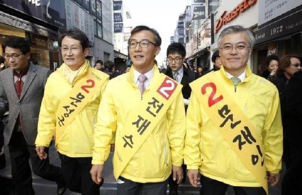 문재인 정치인 / 문재인 ‘악수’로 승부거나?…1시간에 500명 넘게