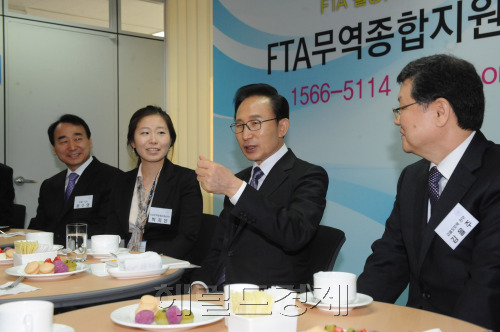 이명박 대통령이 FTA 15일 오전 서울 강남구 삼성동 무역종합지원센터를 방문해 직원들과 간담회를 열고 FTA 활용방안과 무역지원에 관해 얘기하고 있다.  정희조기자.checho@-2012.03.15.
