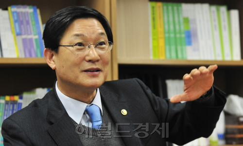 송종호(정무직공무원)\r\n송 청장은 취임 100일(3월 15일)을 맞아 본지와 가진 인터뷰에서 “중소기업이 건강하게 유지되면 일자리 복지를 제공하고 법인세를 내 국가재정에도 도움이 된다”며 “우선 11만개에 달하는 중소 제조업체를 중심으로 건강관리 사업을 펼칠 계획”이라고 밝혔다.