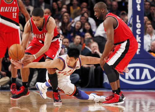 <YONHAP PHOTO-0400> New York Knicks Jeremy Lin fights for a lose ball between Portland Trail Blazers Raymond Felton and Nicolas Batum in the first quarter at Madison Square Garden in New York City on March 14, 2012. New York Knicks Mike Woodson coaches in his first game as head coach replacing Mike D'Antoni. UPI/John Angelillo/2012-03-15 10:16:32/ <저작권자 ⓒ 1980-2012 ㈜연합뉴스. 무단 전재 재배포 금지.>
New York Knicks guard Jeremy Lin (center) fights for a loose ball with Portland Trail Blazers guard Raymond Felton (right) and forward Nicolas Batum.  UPI-Yonhap News