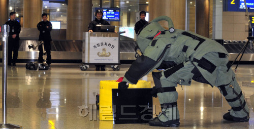인천공항세관은 15일 핵안보정상회의를 앞두고 인천공항 화물수취대에서 대테러 모의훈련을 실시해 폭탄제거 훈련을 하고 있다.<br />김명섭 기자 msiron@\r\n인천공항세관은 15일 핵안보정상회의를 앞두고 인천공항 화물수취대에서 대테러 모의훈련을 실시해 폭탄제거 훈련을 하고 있다.\n김명섭 기자 msiron@\r\n오는 26일 개막되는 ‘핵안보정상회의’를 앞두고 15일 오전, 인천국제공항에서 열린 대테러 훈련에서 완전무장을 한 안전요원이 모의 폭탄을 제거하고 있다.   김명섭 기자/msiron@