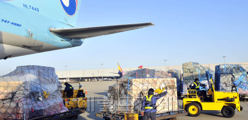 15일 오전 인천공항 화물청사에서 한미FTA 발효후 처음으로 미국발 화물을 실은 항공기가 착륙해 화물을 내리고 있다.<br />김명섭 기자 msiron@\r\n15일 오전 인천공항 화물청사에서 한미FTA 발효후 처음으로 미국발 화물을 실은 항공기가 착륙해 화물을 내리고 있다.\n김명섭 기자 msiron@\r\n15일 오전 인천공항 화물청사에서 한미FTA 발효후 처음으로 미국발 화물을 실은 항공기가 착륙해 화물을 내리고 있다.\n김명섭 기자 msiron@\r\n15일 0시를 기해 한ㆍ미 자유무역협정(FTA)이 정식 발효되면서 관세가 없거나 인하된 미국 화물들이 속속 들어오고 있다. 15일 오전 인천공항 화물청사에서 한ㆍ미 FTA 발효 후 처음으로 미국에서 들어온 국내 화물기에서 직원들이 물품을 내리고 있다. 김명섭 기자/msiron@