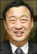이희범(기업인, 경제기관 단체인)\r\n이 회장은 지난 14일 서울 태평로클럽에서 가진 기자간담회에서 “양대선거가 있는 올해에 특히 각종 복지정책이 난무하고 있다”며 “결국 이 모든 게 국민과 기업의 부담인데, 성장을 저해하는 복지는 한정된 목초에 젖소를 무작정 늘려 목초를 말라죽이는 것과 같다”고 비판했다.